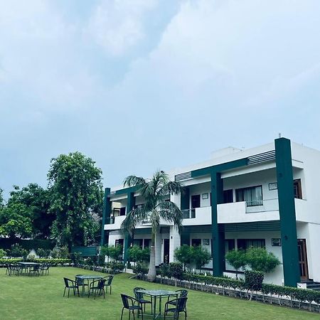 Hotel Whistling Greens Moga Exterior photo