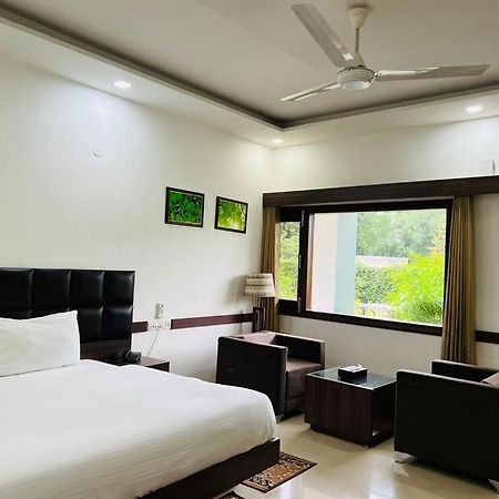 Hotel Whistling Greens Moga Exterior photo