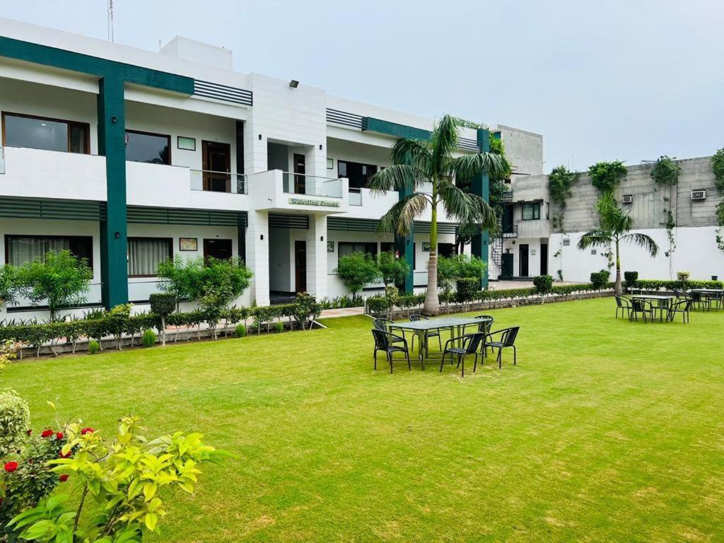 Hotel Whistling Greens Moga Exterior photo