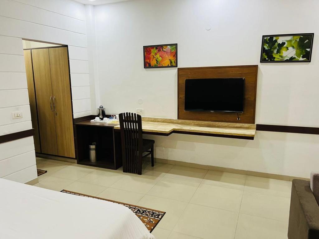 Hotel Whistling Greens Moga Exterior photo