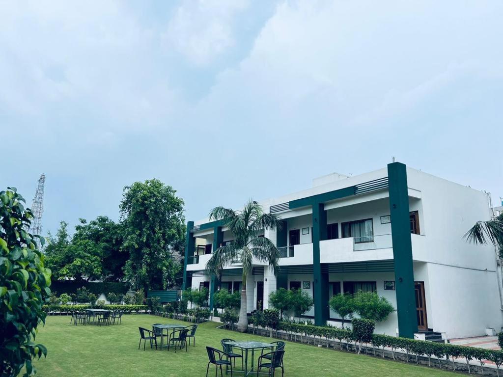 Hotel Whistling Greens Moga Exterior photo