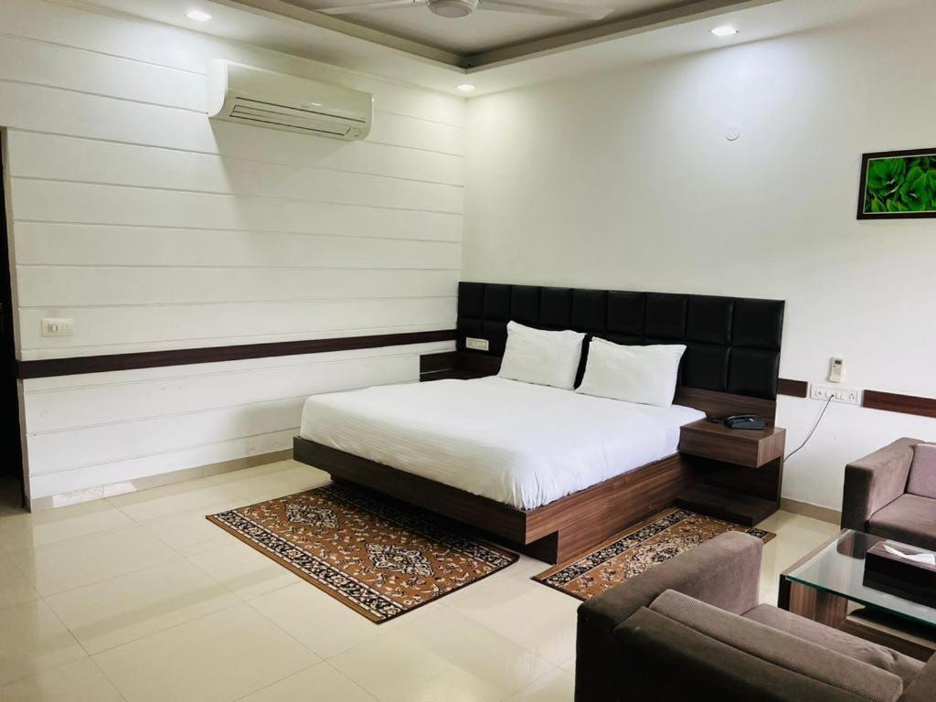 Hotel Whistling Greens Moga Exterior photo
