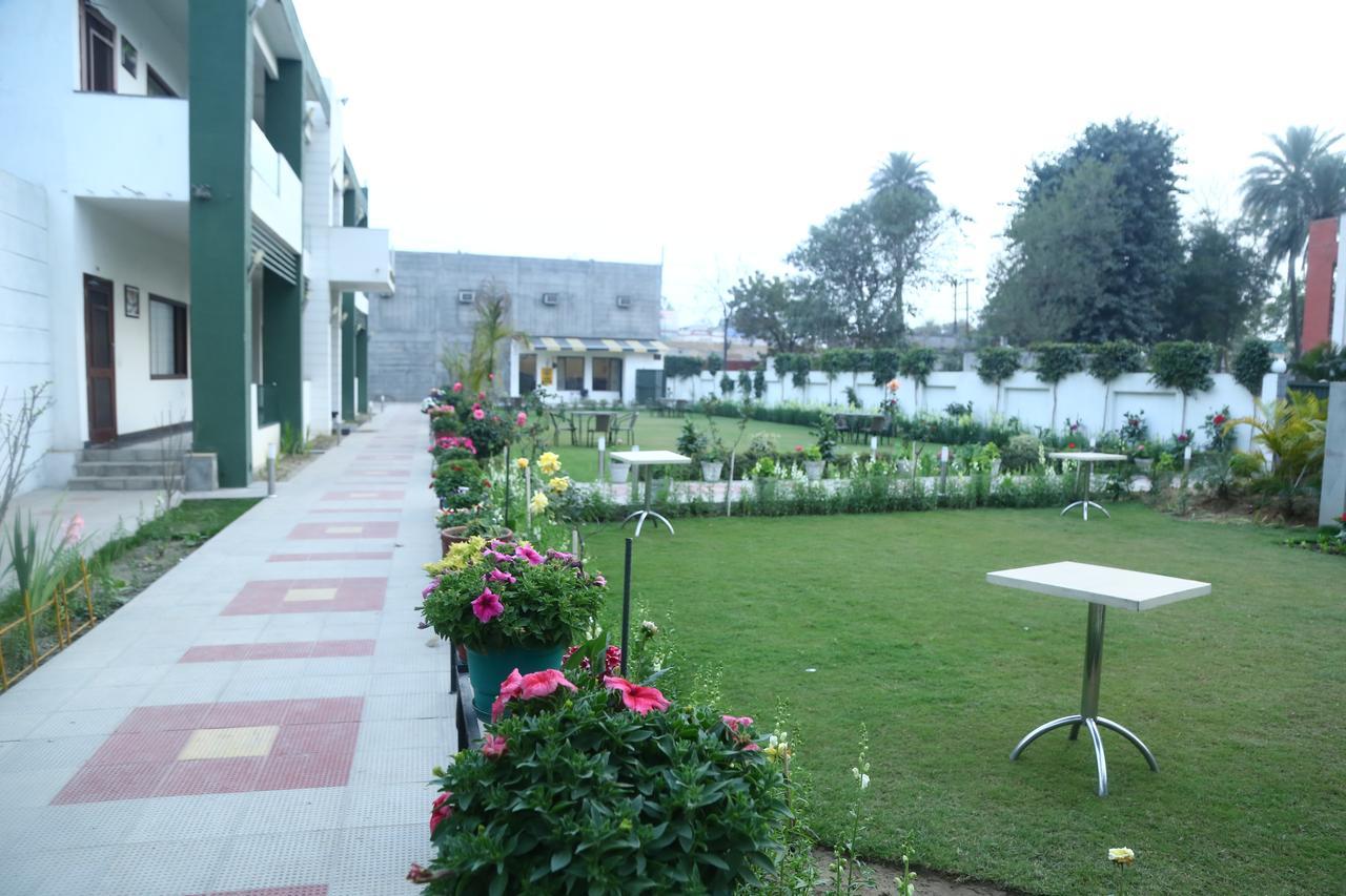 Hotel Whistling Greens Moga Exterior photo