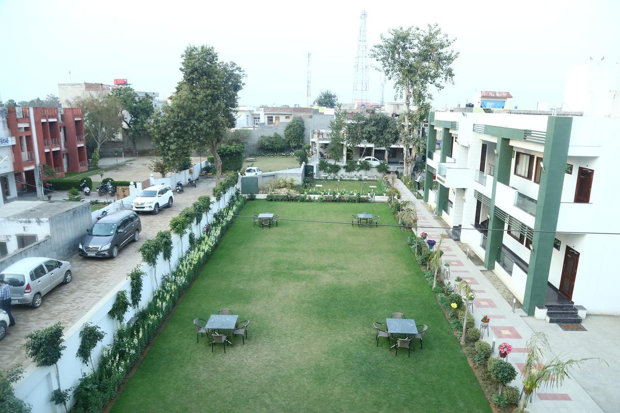 Hotel Whistling Greens Moga Exterior photo